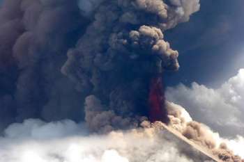 ウラウン山噴火.jpg
